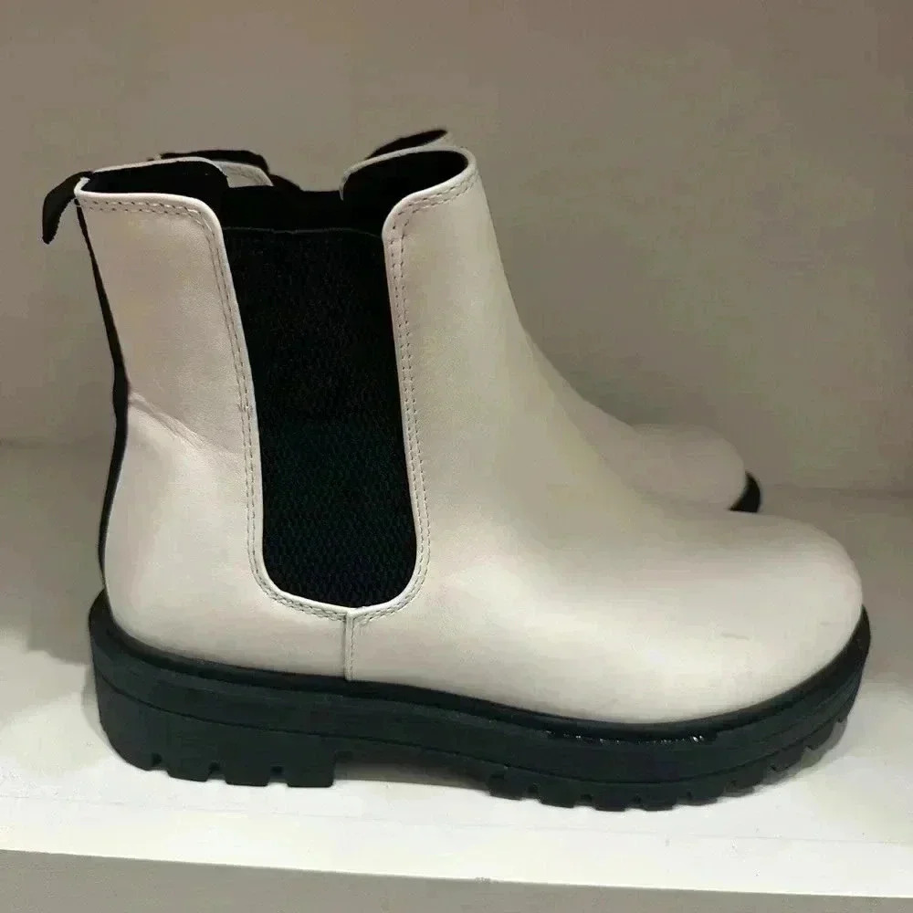 Soda Pilot Women’s 8 White Pull On Chunky Heel Platform Block Heel Chelsea Boots
